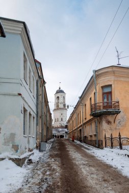 Eski kasabanın caddesi, eski saat kulesi manzaralı. Vyborg Katedrali 'nin çan kulesi, Vyborg, Rusya. Yüksek kalite fotoğraf