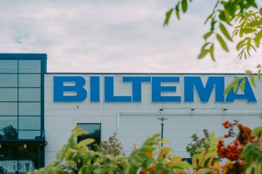 Helsinki, Finlandiya - 22 Ağustos 2022: BILTEMA mağazası. Binanın ana girişinin üstündeki mavi işaret. Mağazanın dış cephesinde araba parketme