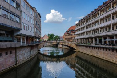 Nuremberg, Almanya - 19 Temmuz 2023: Franconia, Bavyera, Almanya 'daki Pegnitz River Nuremberg' in ünlü manzarası. Nurnberg 'in tarihi merkezinin güzel panoramik manzarası