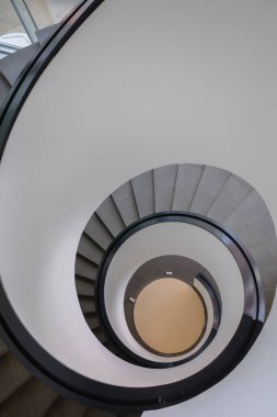 Nuremberg, Almanya - 19 Temmuz 2023: Neues Museum of Nurnberg, Franconia, Bavyera 'daki güzel modern sanat sarmal merdivenleri