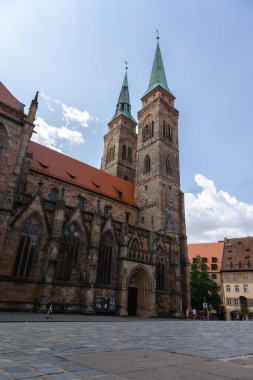 Nuremberg, Almanya - 19 Temmuz 2023: Nurnberg, Franconia, Bavyera 'nın tarihi merkezindeki St. Sebaldus Kilisesi 