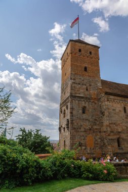 Nuremberg, Almanya - 19 Temmuz 2023: Tarihi Nuremberg Şatosu manzarası. Turistler eski kasaba Franconia, Bavyera 'nın kaldırımlı caddelerinde yürüyor