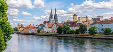 Regensburg 'un panoramik manzarası. Tuna Nehri 'ndeki taş köprü, sudaki evleri yansıtıyor. St. Peter ve Bridge Kulesi Katedrali, Regensburg, Bavyera, Almanya. Yüksek kalite fotoğraf