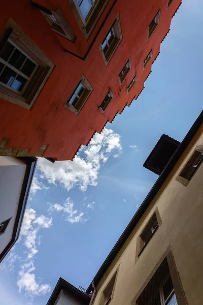 Вид Дома Снизу Вверх Голубое Небо Необычные Крыши Красочные Стены — стоковое фото