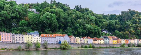 Panoramatický Pohled Pestrou Řadu Domů Dunaje Pasova Bavorsko Německo Kvalitní — Stock fotografie