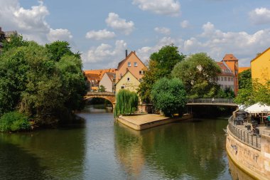 Nuremberg, Almanya - 19 Temmuz 2023: Franconia, Bavyera, Almanya 'daki Pegnitz River Nuremberg' in ünlü manzarası. Nurnberg 'in tarihi merkezinin güzel panoramik manzarası