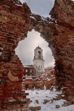 Eski Saat Kulesi 'nin yıkılmış tuğla duvardan manzarası. Vyborg Katedrali 'nin çan kulesi, Vyborg, Rusya. Yüksek kalite fotoğraf