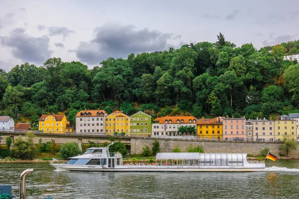 Passau Německo Července 2023 Panoramatický Pohled Pestrou Řadu Domů Loď — Stock fotografie