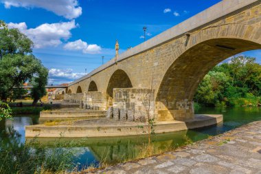 Regensburg, Almanya - 20 Temmuz 2023: Regensburg, Regensburg, Regensburg, Bavyera, Almanya 'daki tarihi taş köprü ve köprü kulesinin panoramik görüntüsü