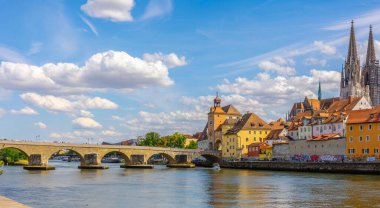 Regensburg, Almanya - 20 Temmuz 2023: Regensburg, Regensburg, Regensburg, Bavyera, Almanya 'daki tarihi taş köprü ve köprü kulesinin panoramik görüntüsü