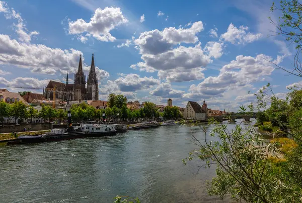 Regensburg Tyskland Juli 2023 Panoramautsikt Över Regensburg Stenbro Med Donau — Stockfoto