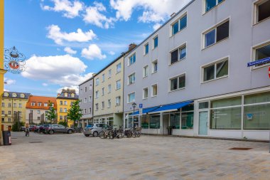 Regensburg, Almanya - 20 Temmuz 2023: Doğu Bavyera, Almanya 'nın Regensburg eski sokaklarında renkli evler. 