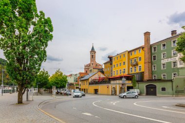 Passau, Almanya - 21 Temmuz 2023: Srteet, Passau, Bavyera, Almanya 'daki renkli evler.