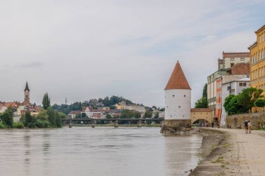 Passau, Almanya - 21 Temmuz 2023: Panoramik görünüm Schaibling Kulesi ve Passau Nehri 'nde gezinti, Aşağı Bavyera, Almanya 