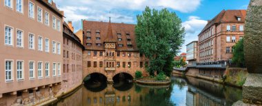 Eski şehirdeki ünlü Nuremberg Heilig-Geist-Spital Gözlüğü manzarası. Evin kemerinin cam şeklindeki güzel yansıması, Franconia 'daki Nuremberg, Bavyera, Almanya. 