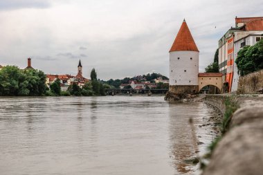 Panoramik manzara Schaibling Kulesi ve Nehir Hanı, Passau, Aşağı Bavyera, Almanya.