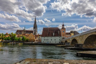 Regensburg, Almanya - 20 Temmuz 2023: Regensburg, Regensburg, Regensburg, Bavyera, Almanya 'daki tarihi taş köprü ve köprü kulesinin panoramik görüntüsü