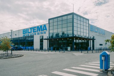 Helsinki, Finlandiya - 22 Ağustos 2022: BILTEMA mağazası. Binanın ana girişinin üstündeki mavi işaret. Mağazanın dış cephesinde araba parketme