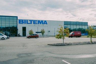 Helsinki, Finlandiya - 22 Ağustos 2022: BILTEMA mağazası. Binanın ana girişinin üstündeki mavi işaret. Mağazanın dış cephesinde araba parketme
