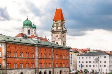 Passau, Almanya - 21 Temmuz 2023: Passau 'nun panoramik manzarası, Altes Rathaus, Eski Belediye Binası. Almanya 'nın Bavyera kentinin havadan silueti.