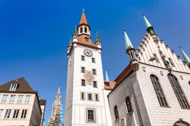 Münih, Almanya - 22 Temmuz 2023: Münih, Bavyera, Almanya 'daki Marienplatz Meydanı' ndaki Old Town Hall 'un panoramik manzarası