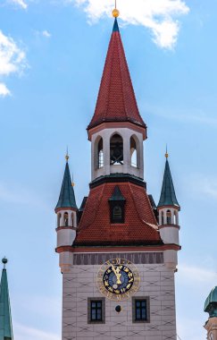 Münih, Bavyera, Almanya 'daki Marienplatz Meydanı' ndaki Old Town Hall 'un panoramik manzarası