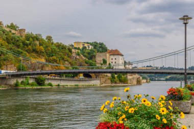 Passau, Almanya - 21 Temmuz 2023: Tuna Nehri üzerindeki Veste Oberhaus Panoramik Manzara Şatosu. Passau 'daki antik kale, Aşağı Bavyera, Almanya