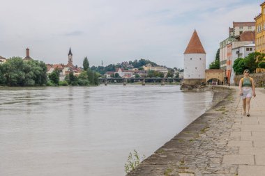 Passau, Almanya - 21 Temmuz 2023: Panoramik görünüm Schaibling Kulesi ve Passau Nehri 'nde gezinti, Aşağı Bavyera, Almanya 