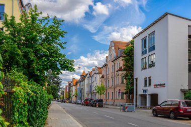 Regensburg, Almanya - 20 Temmuz 2023: Doğu Bavyera, Almanya 'nın Regensburg eski sokaklarında renkli evler. 