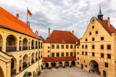 Landshut, Almanya - 24 Temmuz 2023: Ortaçağ Trausnitz kalesinin panoramik manzarası, Landshut, Bavyera, Almanya