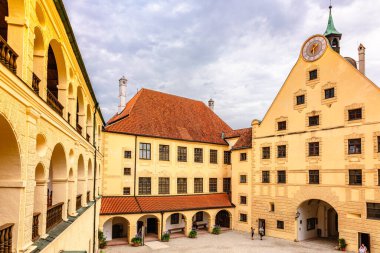 Landshut, Almanya - 24 Temmuz 2023: Ortaçağ Trausnitz kalesinin panoramik manzarası, Landshut, Bavyera, Almanya