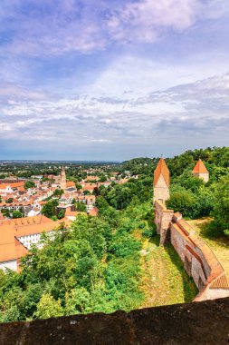 Panoramik manzara, Bavyera 'daki Landshut' ın gökyüzü. Saint Martin Katedrali, Martinskirch eski bir kasaba ve katedraller, mimari, çatılar evler, sokaklar, Landshut, Almanya. Dikey