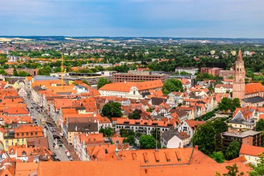 Panoramik manzara, Bavyera 'daki Landshut' ın gökyüzü. Saint Martin Katedrali, Martinskirch eski kasaba ve katedraller, mimari, çatılar evler, sokaklar, Landshut, Almanya.
