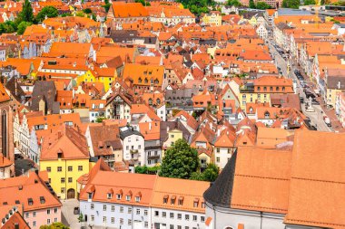 Panoramik manzara, Bavyera 'daki Landshut' ın gökyüzü. Saint Martin Katedrali, Martinskirch eski kasaba ve katedraller, mimari, çatılar evler, sokaklar, Landshut, Almanya.