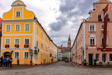 Landshut, Almanya - 24 Temmuz 2023: Eski Şehir, Landshut, Bavyera, Almanya 'daki geleneksel renkli gotik evlerin panoramik görünümü. 