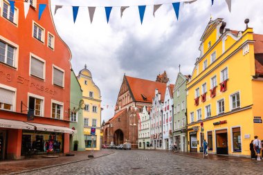 Landshut, Almanya - 24 Temmuz 2023: Eski Şehir, Landshut, Bavyera, Almanya 'daki geleneksel renkli gotik evlerin panoramik görünümü. 