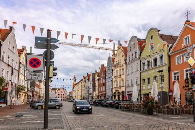 Landshut, Almanya - 24 Temmuz 2023: Eski Şehir, Landshut, Bavyera, Almanya 'daki geleneksel renkli gotik evlerin panoramik görünümü. 