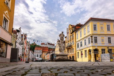 Landshut, Almanya - 24 Temmuz 2023: Eski Şehir, Landshut, Bavyera, Almanya 'daki geleneksel renkli gotik evlerin panoramik görünümü. 