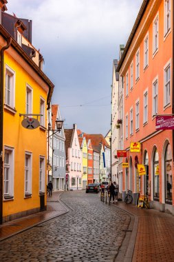 Landshut, Almanya - 24 Temmuz 2023: Eski Şehir, Landshut, Bavyera, Almanya 'daki geleneksel renkli gotik evlerin panoramik görünümü. Dikey fotoğraf