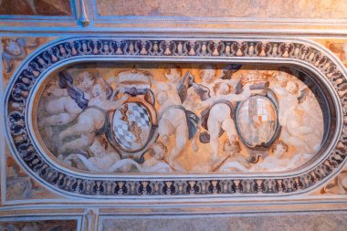 Landshut, Almanya - 24 Temmuz 2023: Trausnitz kalesi içeride. Müze koridorları ve galerilerinde tablolar, freskler ve sergiler var. Odanın içi çok güzel. Landshut, Almanya. 