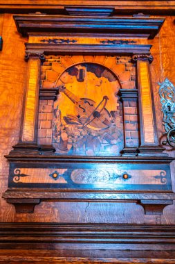 Landshut, Almanya - 24 Temmuz 2023: Trausnitz kalesi içeride. Müze koridorları ve galerilerinde tablolar, freskler ve sergiler var. Odanın içi çok güzel. Landshut, Almanya. 