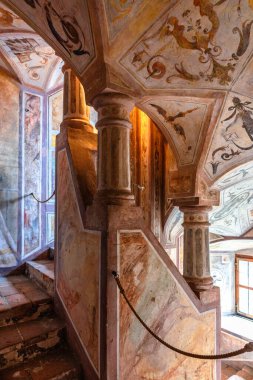 Landshut, Almanya - 24 Temmuz 2023: Trausnitz kalesi içeride. Müze koridorları ve galerilerinde tablolar, freskler ve sergiler var. Odanın içi çok güzel. Landshut, Almanya. 