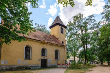 Almanya 'nın doğusundaki Regensburg parkındaki eski kilise..