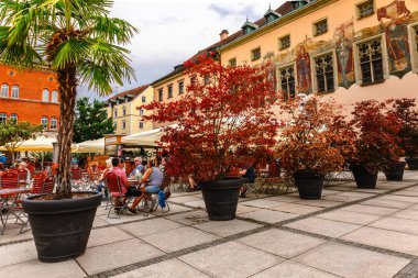 Passau, Almanya - 21 Temmuz 2023: Eski ortaçağ evi, Passau, Bavyera, Almanya.