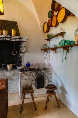 Passau, Almanya - 21 Temmuz 2023: Veste Oberhaus kalesi içeride. Müze koridorları ve galerilerinde tablolar, freskler ve sergiler var. Güzel oda içleri, Passau, Almanya. 