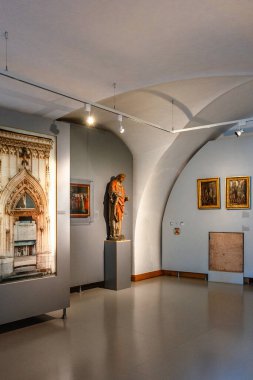 Passau, Almanya - 21 Temmuz 2023: Veste Oberhaus kalesi içeride. Müze koridorları ve galerilerinde tablolar, freskler ve sergiler var. Güzel odalar, Passau, Almanya. Dikey fotoğraf