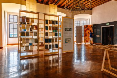 Passau, Almanya - 21 Temmuz 2023: Veste Oberhaus kalesi içeride. Müze koridorları ve galerilerinde tablolar, freskler ve sergiler var. Güzel oda içleri, Passau, Almanya. 