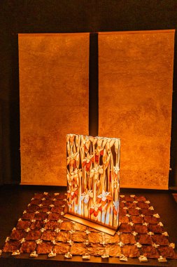 Passau, Almanya - 21 Temmuz 2023: Veste Oberhaus kalesi içeride. Müze koridorları ve galerilerinde tablolar, freskler ve sergiler var. Güzel odalar, Passau, Almanya. Dikey fotoğraf