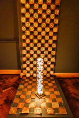 Passau, Almanya - 21 Temmuz 2023: Veste Oberhaus kalesi içeride. Müze koridorları ve galerilerinde tablolar, freskler ve sergiler var. Güzel odalar, Passau, Almanya. Dikey fotoğraf