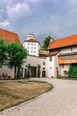 Passau, Almanya - 21 Temmuz 2023: Veste Oberhaus kalesinin manzarası. Orta Çağ şatosunun iç avlusunda, kapıları ve kemerleri olan Passau, Almanya. Dikey fotoğraf